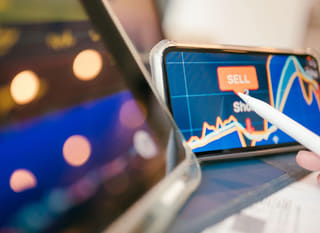 Inwestor działający na różnych rynkach dokonujący analizy opcji Ethereum, Bitcoin i forex
