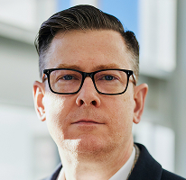 Portret Alexander Hughes, dyrektor wykonawczy zajmujący stanowisko CEO w przedsiębiorstwie zajmującym się obrotem kryptowalutami